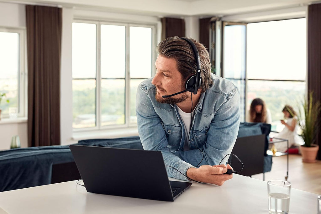 Wired Headset with Noise Cancelling Microphone Q158180